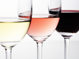 ワイン（赤・白・ロゼ）4種をテーマにそった形で飲み比べ
